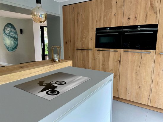 Chefcare Inductie Beschermer Silhouet van een Motorcross in de Lucht - Zwart Wit - 80x50 cm - Afdekplaat Inductie - Kookplaat Beschermer - Inductie Mat