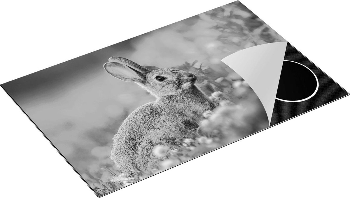 Chefcare Inductie Beschermer Konijn tussen de Witte Bloemen - Zwart Wit - 80,2x52,2 cm - Afdekplaat Inductie - Kookplaat Beschermer - Inductie Mat