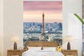Behang - Fotobehang Eiffeltoren - Parijs - Lucht - Breedte 160 cm x hoogte 240 cm