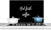Spatscherm keuken 80x55 cm - Kookplaat achterwand Quotes - But first: coffee - Koffie - Spreuken - Muurbeschermer - Spatwand fornuis - Hoogwaardig aluminium