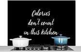 Spatscherm keuken 120x80 cm - Kookplaat achterwand Quotes - Calories don't count in this kitchen - Eten - Spreuken - Muurbeschermer - Spatwand fornuis - Hoogwaardig aluminium