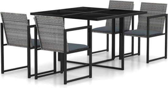Zwarte tafel met vier grijze poly rotan stoelen met kussens.