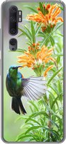 Geschikt voor Xiaomi Mi Note 10 hoesje - Close-up van een kleurrijke vogel naast planten met oranje bloemen - Siliconen Telefoonhoesje