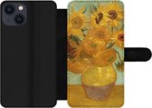 Bookcase Geschikt voor iPhone 13 telefoonhoesje - Zonnebloemen - Vincent van Gogh - Met vakjes - Wallet case met magneetsluiting