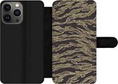 Bookcase Geschikt voor iPhone 13 Pro telefoonhoesje - Camouflage patroon met strepen - Met vakjes - Wallet case met magneetsluiting