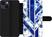 Bookcase Geschikt voor iPhone 13 telefoonhoesje - Delfts blauw - Design - Luxe - Met vakjes - Wallet case met magneetsluiting