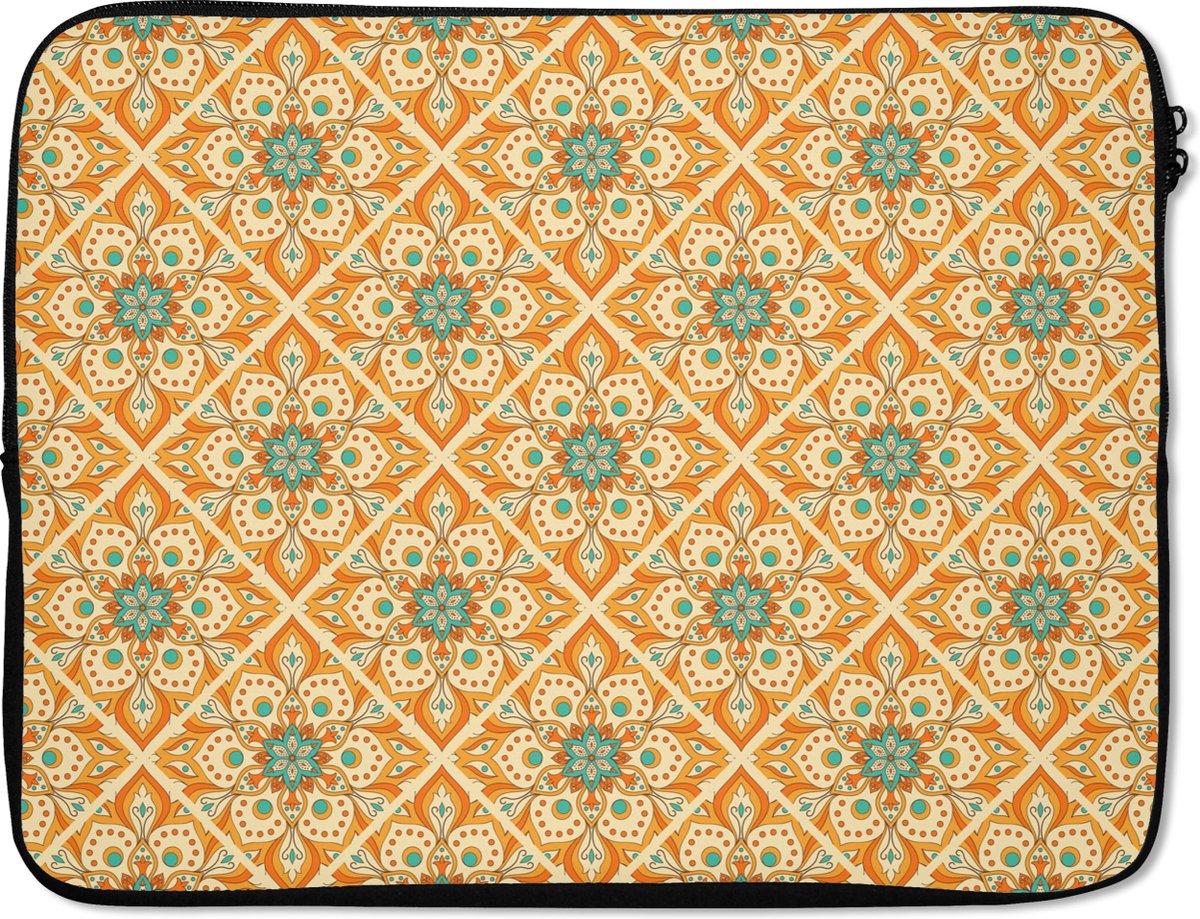 Laptophoes 17 inch - Mandala - Boho - Bloemen - Oranje - Patroon - Laptop sleeve - Binnenmaat 41x28 cm - Zwarte achterkant