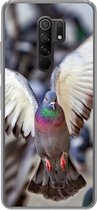 Geschikt voor Xiaomi Redmi 9 hoesje - Close-up van een opvliegende duif - Siliconen Telefoonhoesje