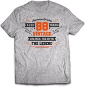 88 Jaar Legend - Feest kado T-Shirt Heren / Dames - Antraciet Grijs / Oranje - Perfect Verjaardag Cadeau Shirt - grappige Spreuken, Zinnen en Teksten. Maat S