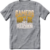 Gamers don't die T-shirt | Geel | Gaming kleding | Grappig game verjaardag cadeau shirt Heren – Dames – Unisex | - Donker Grijs - Gemaleerd - XL