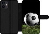 Bookcase Geschikt voor iPhone 12 telefoonhoesje - Voetbal in het gras - Met vakjes - Wallet case met magneetsluiting