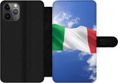 Bookcase Geschikt voor iPhone 11 Pro telefoonhoesje - De vlag van Italië wappert in de lucht - Met vakjes - Wallet case met magneetsluiting