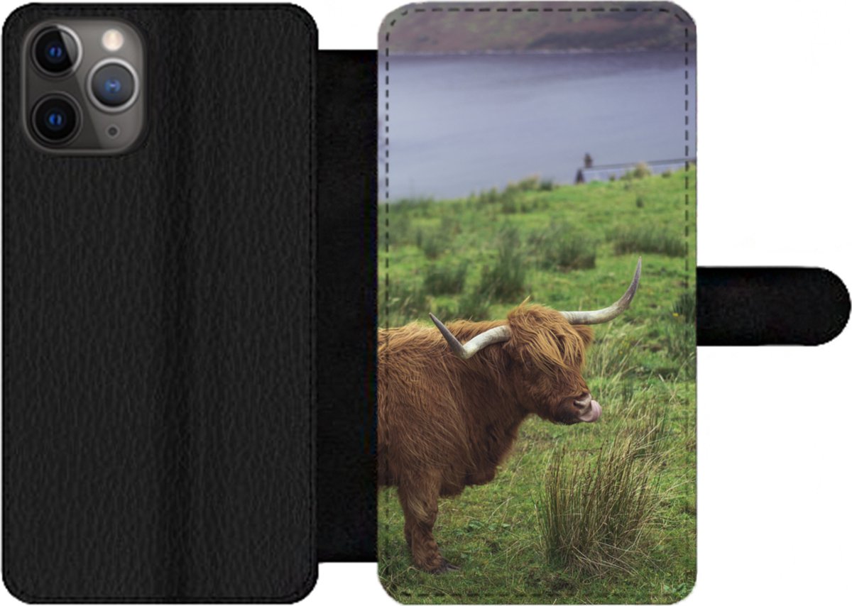 Telefoonhoesje Geschikt voor iPhone 11 Pro telefoonhoesje - Schotse Hooglander - Gras - Water -Dieren - Met vakjes - Wallet case met magneetsluiting