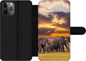 Bookcase Geschikt voor iPhone 11 Pro Max telefoonhoesje - Olifant - Dieren - Gras - Zonsondergang - Natuur - Met vakjes - Wallet case met magneetsluiting