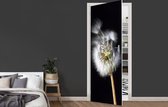 Deursticker Een stuifbloem op een zwarte achtergrond - 80x215 cm - Deurposter