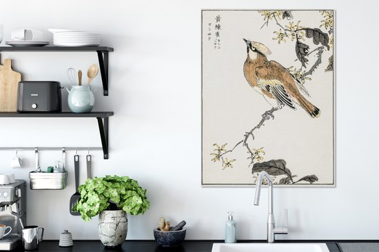 Un oiseau brun avec une crête est assis sur une branche avec de petites fleurs jaunes et des feuilles sombres. Art japonais.
