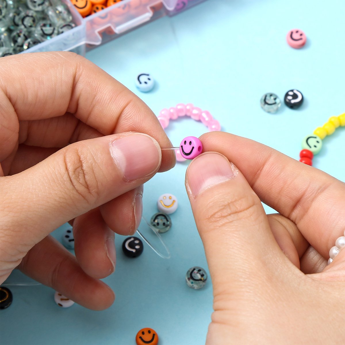 Behave Smiley Kralen Set - Emoji Kralen - DIY Sieraden maken - Rijgdraad - 15 Kleuren - 7x4mm - 80 Kralen per Kleur - Totaal 1200 Stuks — afbeelding 10