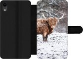 Bookcase Geschikt voor iPhone XR telefoonhoesje - Schotse Hooglander - Boom - Sneeuw - Met vakjes - Wallet case met magneetsluiting