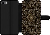 Bookcase Geschikt voor iPhone SE 2020 telefoonhoesje - Gouden patroon op een zwarte achtergrond - Met vakjes - Wallet case met magneetsluiting