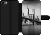 Bookcase Geschikt voor iPhone 7 telefoonhoesje - Architectuur - New York - Brooklyn Bridge - Water - Zwart wit - Met vakjes - Wallet case met magneetsluiting