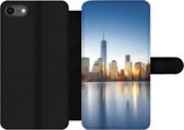 Bookcase Geschikt voor iPhone 7 telefoonhoesje - New York - Skyline - Reflectie - Met vakjes - Wallet case met magneetsluiting