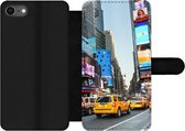 Bookcase Geschikt voor iPhone 8 telefoonhoesje - New York - Taxi - Geel - Met vakjes - Wallet case met magneetsluiting