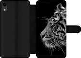 Bookcase Geschikt voor iPhone XR telefoonhoesje - Tijger op zwarte achtergrond in zwart-wit - Met vakjes - Wallet case met magneetsluiting