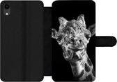 Bookcase Geschikt voor iPhone XR telefoonhoesje - Giraffe tegen zwarte achtergrond in zwart-wit - Met vakjes - Wallet case met magneetsluiting