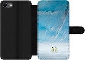 Bookcase Geschikt voor iPhone 8 telefoonhoesje - Twee keizerpinguïns voor een ijsberg - Met vakjes - Wallet case met magneetsluiting