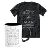 90 Jaar Legendarisch Gebrouwen T-shirt met mok giftset Zwart | Verjaardag cadeau pakket set | Grappig feest shirt Heren – Dames – Unisex kleding | Koffie en thee mok | Maat S
