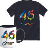 46 Jaar Vrolijke Verjaadag T-shirt met mok giftset Zwart | Verjaardag cadeau pakket set | Grappig feest shirt Heren – Dames – Unisex kleding | Koffie en thee mok | Maat L