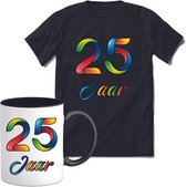25 Jaar Vrolijke Verjaadag T-shirt met mok giftset Zwart | Verjaardag cadeau pakket set | Grappig feest shirt Heren – Dames – Unisex kleding | Koffie en thee mok | Maat S
