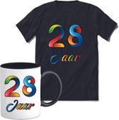 28 Jaar Vrolijke Verjaadag T-shirt met mok giftset Zwart | Verjaardag cadeau pakket set | Grappig feest shirt Heren – Dames – Unisex kleding | Koffie en thee mok | Maat S
