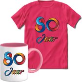 80 Jaar Vrolijke Verjaadag T-shirt met mok giftset Roze | Verjaardag cadeau pakket set | Grappig feest shirt Heren – Dames – Unisex kleding | Koffie en thee mok | Maat XL