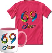 69 Jaar Vrolijke Verjaadag T-shirt met mok giftset Roze | Verjaardag cadeau pakket set | Grappig feest shirt Heren – Dames – Unisex kleding | Koffie en thee mok | Maat M