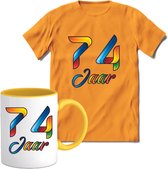 74 Jaar Vrolijke Verjaadag T-shirt met mok giftset Geel | Verjaardag cadeau pakket set | Grappig feest shirt Heren – Dames – Unisex kleding | Koffie en thee mok | Maat S