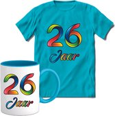26 Jaar Vrolijke Verjaadag T-shirt met mok giftset Blauw | Verjaardag cadeau pakket set | Grappig feest shirt Heren – Dames – Unisex kleding | Koffie en thee mok | Maat M