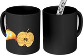 Magische Mok - Foto op Warmte Mok - Stilleven van een gouden appel op een zwarte achtergrond - 350 ML - Uitdeelcadeautjes