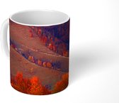 Mok - De herfst kleuren in de bomen op de heuvels - 350 ML - Beker - Uitdeelcadeautjes