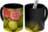 Magische Mok - Foto op Warmte Mok - Rijpe guave vruchten op een markt in Brazilië - 350 ML - Uitdeelcadeautjes