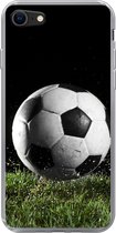 Geschikt voor iPhone SE 2020 hoesje - Voetbal in het gras - Siliconen Telefoonhoesje