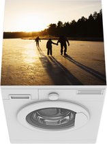 Wasmachine beschermer mat - Een vader met twee kinderen op schaatsen tijdens de zonsondergang - Breedte 60 cm x hoogte 60 cm