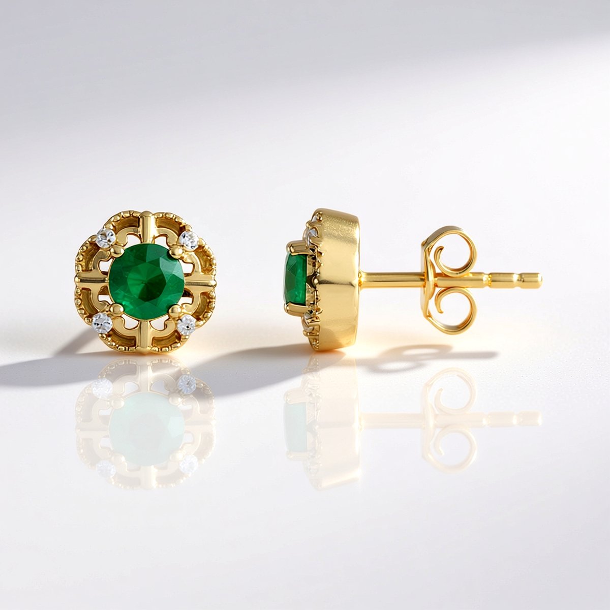 Cavill - Luxe Vergulde Zilveren Oorknopjes met 0,59 ct Colombiaanse Smaragden & 8 Cambodjaanse Zirkonia - Elegante 9 mm Dames Oorbellen