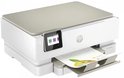 Witte HP Envy Inspire printer met beige deksel, drukt een document af.