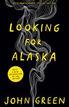 Boekcover "Looking For Alaska" 20ste verjaardag speciale editie, met gele tekst en witte lijnen op een zwarte achtergrond.
