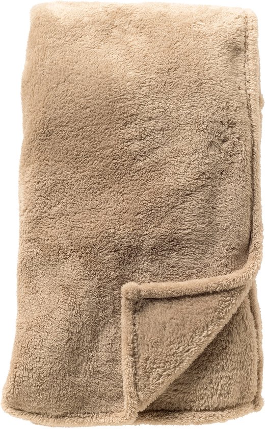 Opgevouwen beige, zachte plaid met een dikke textuur, op een witte achtergrond.