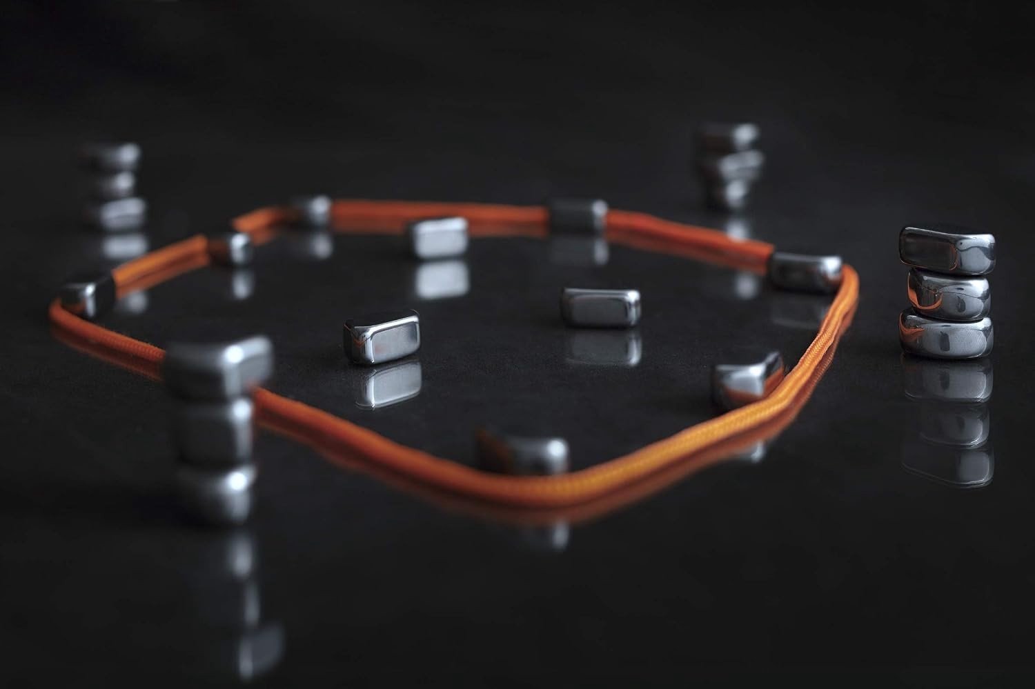 Magnetisch Vaardigheidsspel - Multikleur - Voor 1 tot 4 Spelers - Compact en Strategisch - Voor Gezinnen en Vrienden