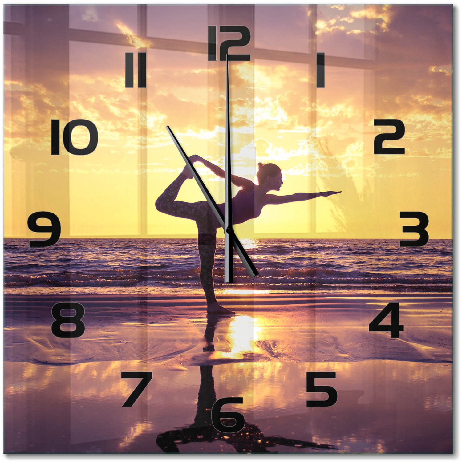TULUP Wandklok - Yoga op het strand Gekleurde Glazen Klok - 60x60 cm - Geel Glazen Klok Met Print - Zwarte handen - Vierkante Klok - Moderne Wandklok Glas - Wandklok Glas Decoratie