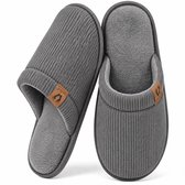Grijze corduroy pantoffels met zachte grijze fleecevoering en bruin Comfeet label.