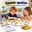 Twee kinderen spelen het goudkleurige magnetische spel met een zwart koord op tafel.